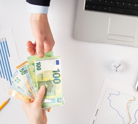 top-view-people-exchanging-money
